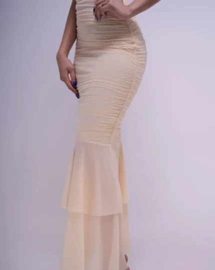 VESTIDO BEIGE BAJO RODILLA ENCARRUJADO