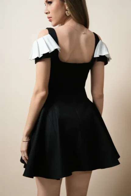 VESTIDO CORTO NEGRO CON BLANCO EN MANGAS