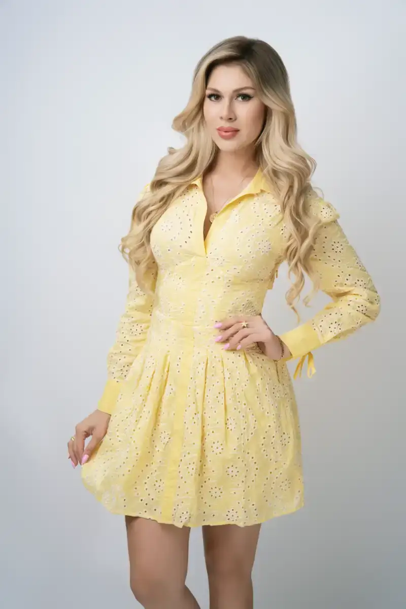 VESTIDO-CORTO-AMARILLO-MANGAS-LARGAS-ABERTURA-ATRAS