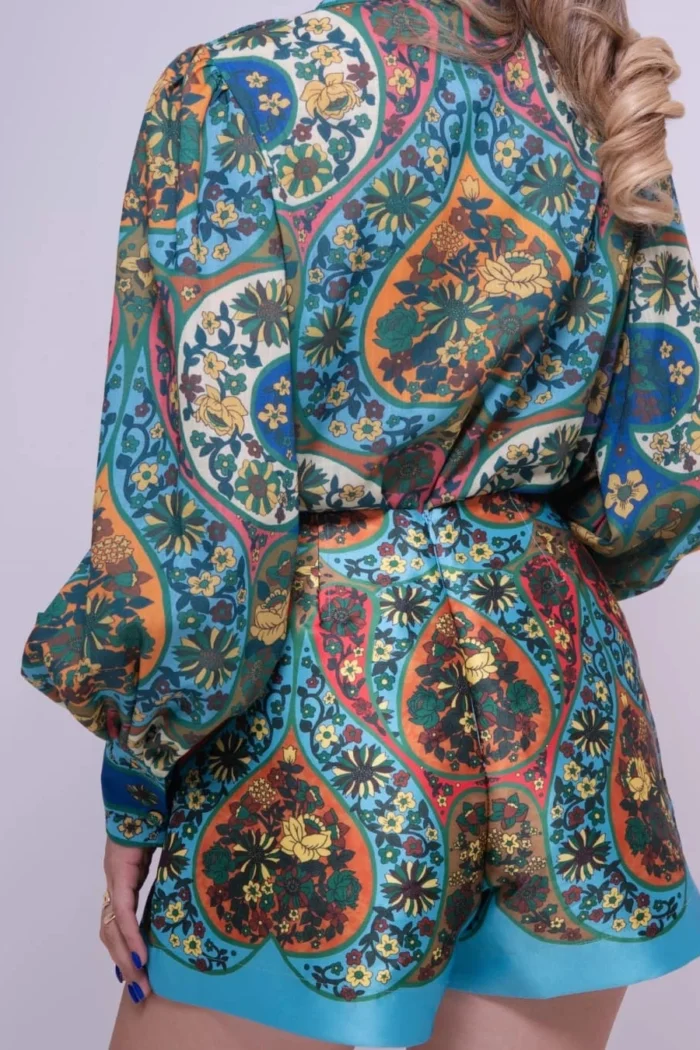 CAMISA Y SHORT VERDE CON FLORES DE COLORES