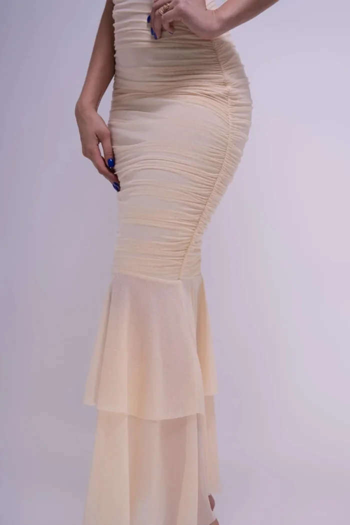 VESTIDO BEIGE BAJO RODILLA ENCARRUJADO