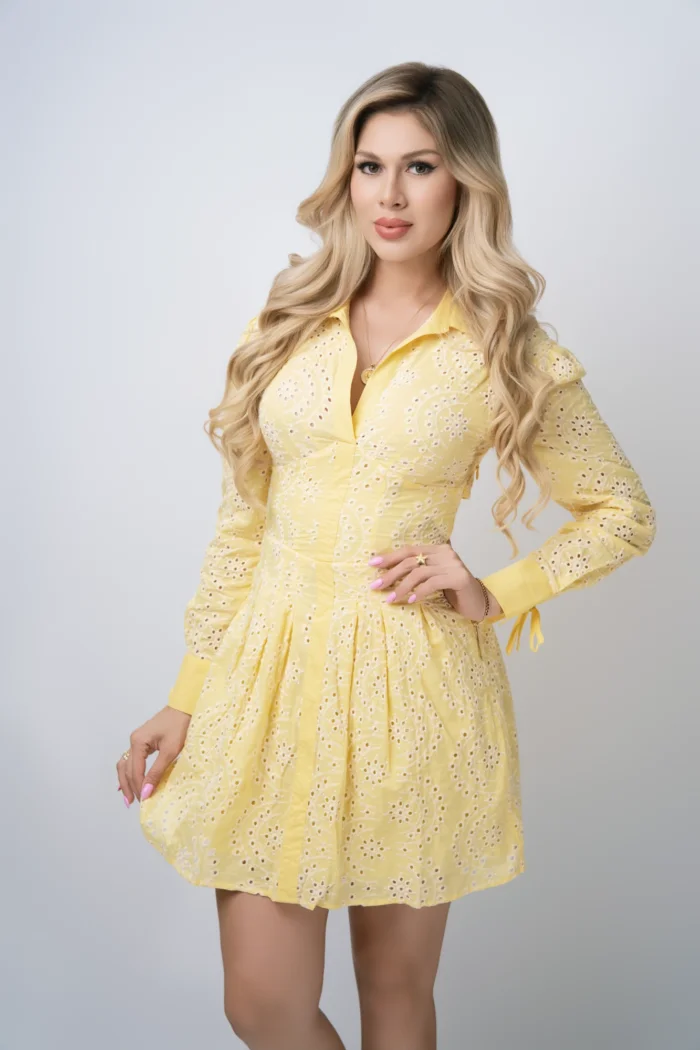 VESTIDO CORTO AMARILLO MANGAS LARGAS ABERTURA ATRÁS